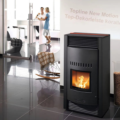 Pelletofen Wodtke Topline New Motion air+ | 8 kW – Pelletofen mit roter oberer Zierleiste im Wohnraum