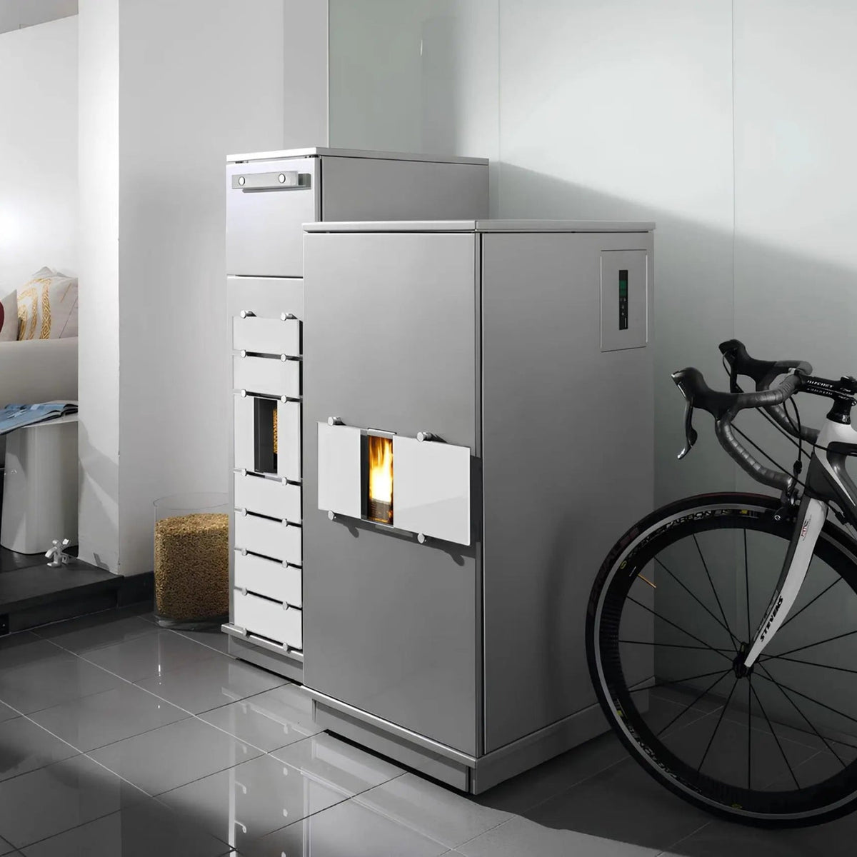 Pelletofenzubehör Wodtke ivo.tower | 150 kg – Pelletbehälter neben einem Pelletofen und Fahrrad im Wohnraum