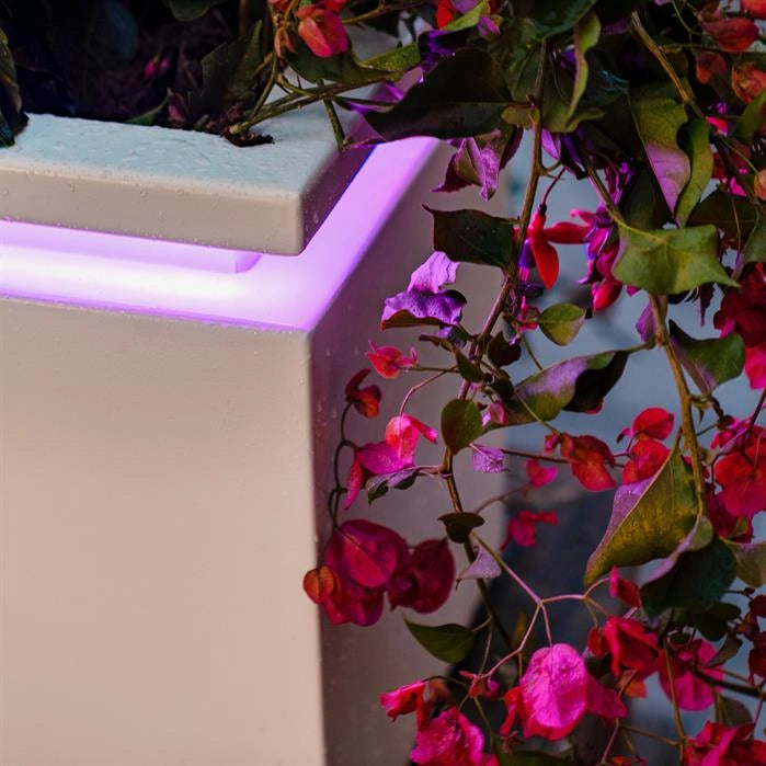 Pflanzkübel ADEZZ CARREZ aus Aluminium – Hersteller-Serienmotiv im Garten; Modellabbildung