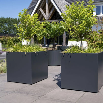 Pflanzkübel ADEZZ CARREZ aus Aluminium – Hersteller-Serienmotiv im Garten; Modellabbildung