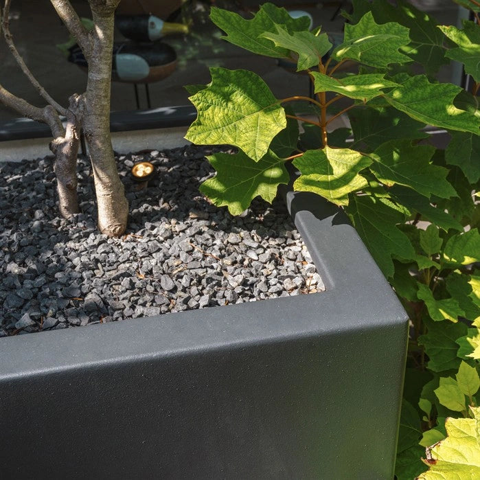 Pflanzkübel ADEZZ CARREZ aus Fiberglas im Außenbereich – Hersteller-Serienmotiv