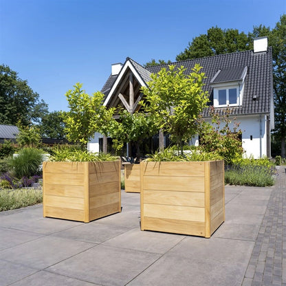 Pflanzkübel ADEZZ CARREZ New Design aus Hartholz mit Bepflanzung auf einer Terrasse