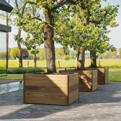 Pflanzkübel ADEZZ CARREZ New Design aus Hartholz mit Bepflanzung unter Bäumen