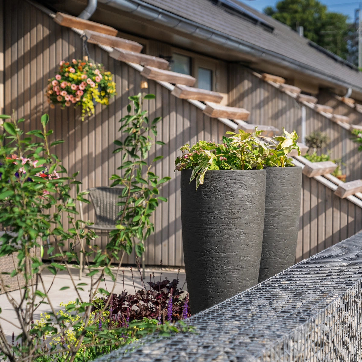 Pflanzkübel ADEZZ LIV aus Stonecore im Ambiente