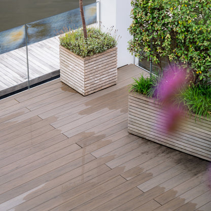 Pflanzkübel ADEZZ MALAGA RHOMBUS in bepflanzter Außensituation