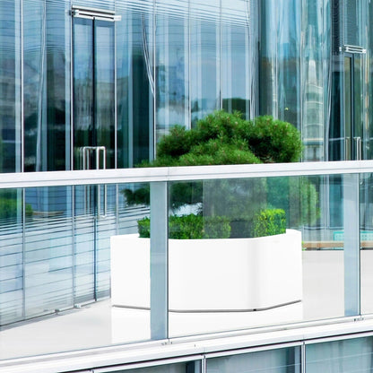 Pflanzkübel ADEZZ SHAPE aus Fiberglas in einer Bepflanzungssituation