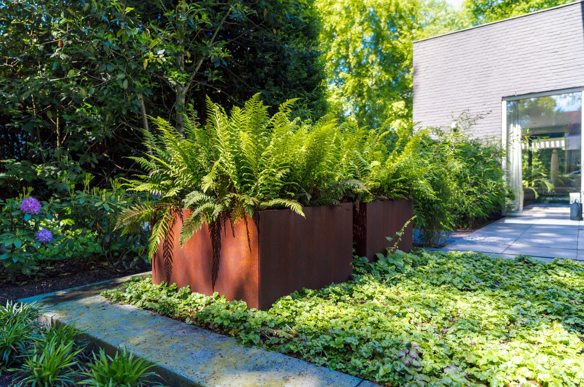 Anwendungsbeispiel ADEZZ CARREZ Connect mit Cortenstahl im Garten – Pflanzkübel nicht enthalten
