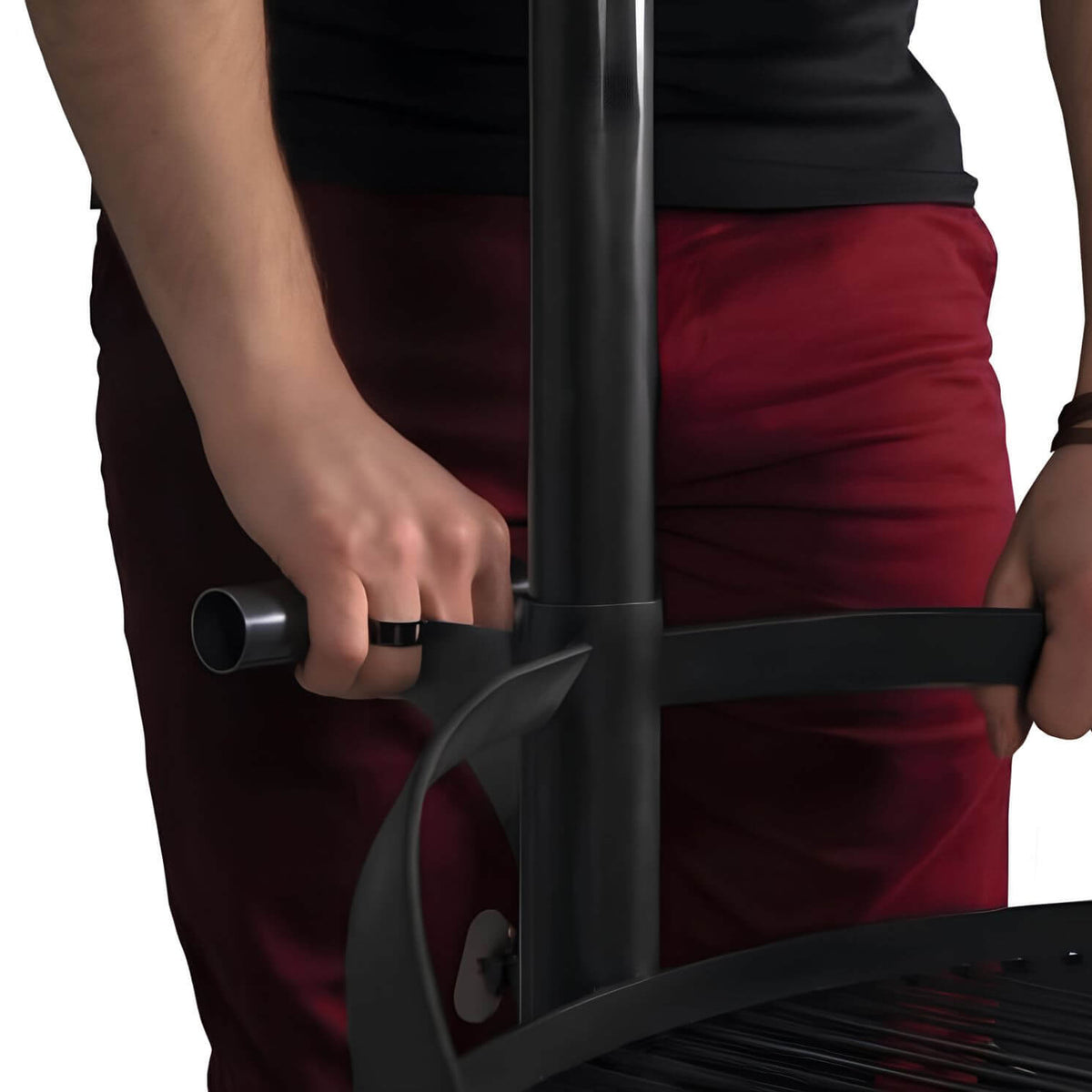 Premium Feuerschale Bandito + Grillrost – Nahaufnahme der Höhenverstellung am Grillmast während der Bedienung