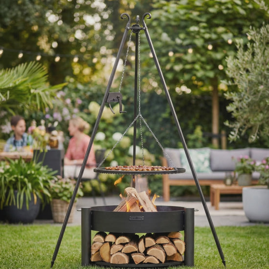 Feuerschale MONTANA 80 cm mit Schwenkgrill 180 cm im Einsatz, höhenverstellbarer Grillrost 70 cm über offenem Feuer im Garten