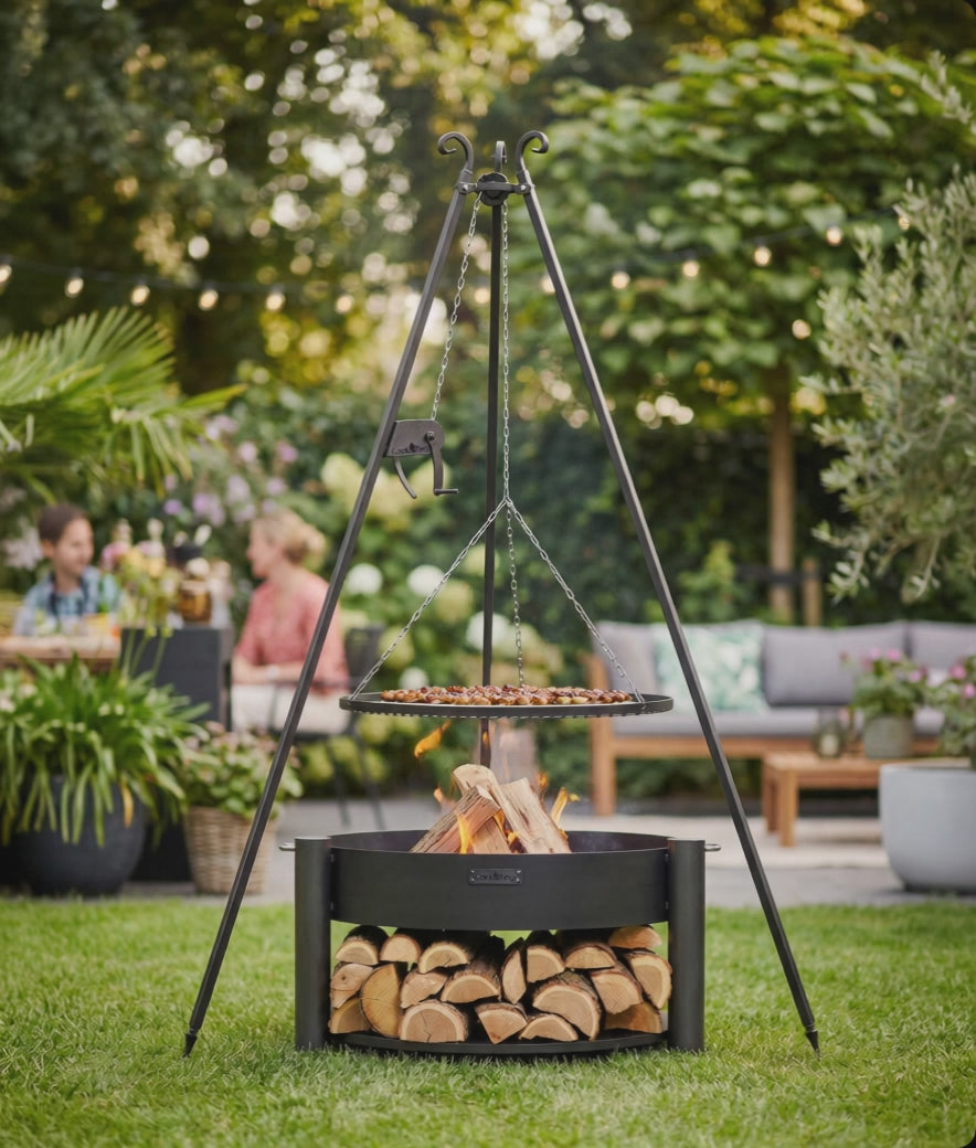 Feuerschale MONTANA 80 cm mit Schwenkgrill 180 cm im Einsatz, höhenverstellbarer Grillrost 70 cm über offenem Feuer im Garten