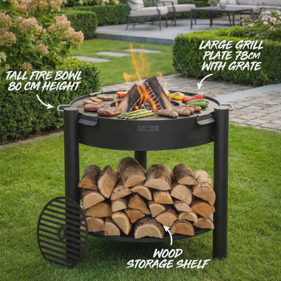 Feuerschale CookKing Montana hoch 80 cm mit Grillplatte 78 cm und Grillrost 37 cm im Einsatz, Naturstahl Feuerstelle mit Holzablage und Grillfunktion im Garten