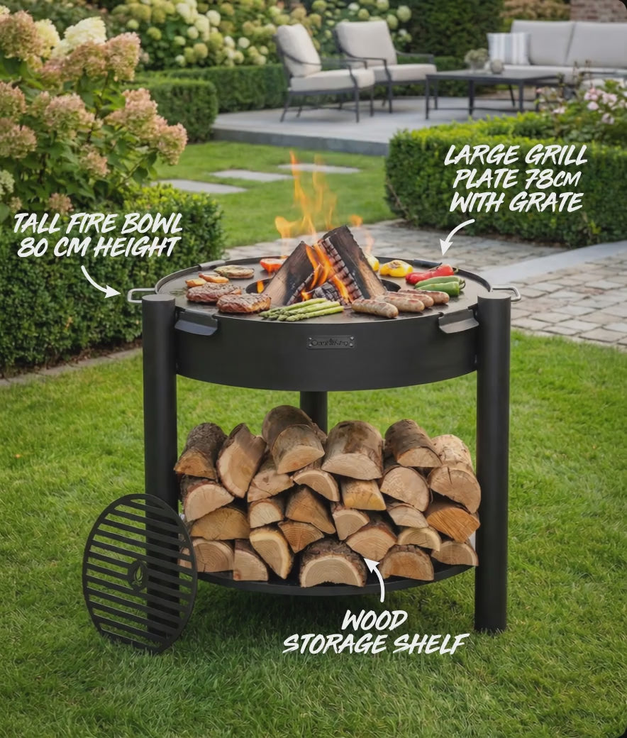 Feuerschale CookKing Montana hoch 80 cm mit Grillplatte 78 cm und Grillrost 37 cm im Einsatz, Naturstahl Feuerstelle mit Holzablage und Grillfunktion im Garten