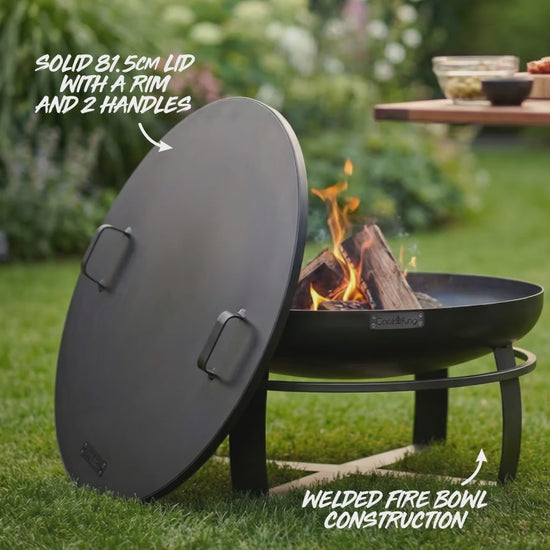 Video: CookKing Viking Feuerschale 80 cm mit brennendem Holzfeuer und Deckel auf einer grünen Rasenfläche im Garten