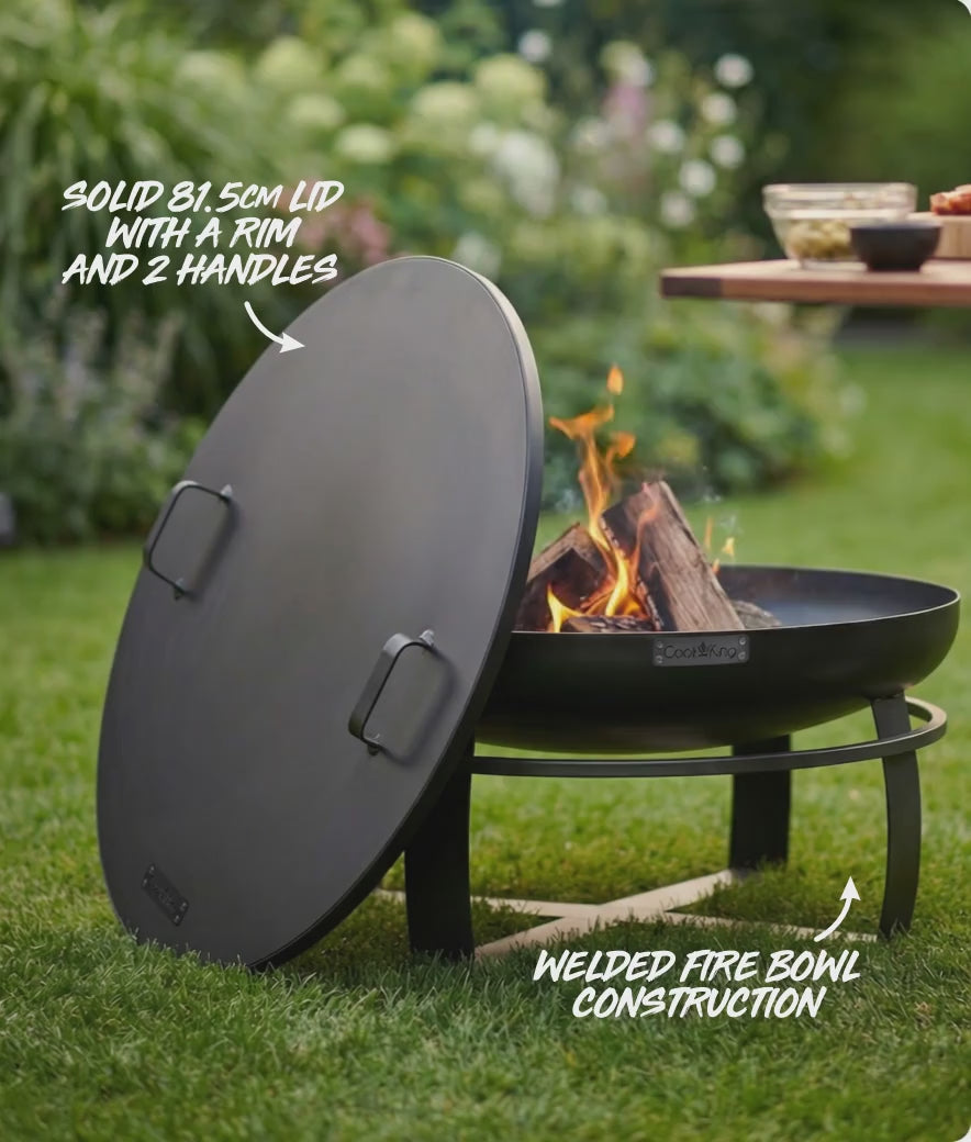 Video: CookKing Viking Feuerschale 80 cm mit brennendem Holzfeuer und Deckel auf einer grünen Rasenfläche im Garten