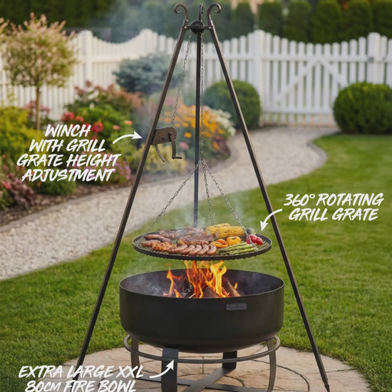 Video: Dreibeingrill mit Kurbel und 80 cm Feuerschale im Garten beim Grillen von Fleisch und Mais über offenem Feuer.