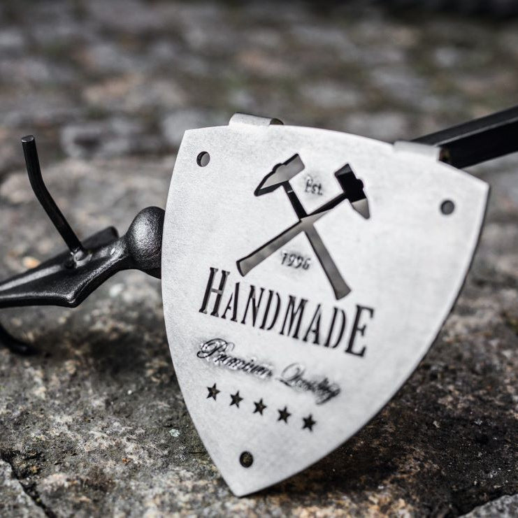 Schürhaken für Feuerschale und Funkenfang – Detail des Handmade-Anhängers am Schürhaken
