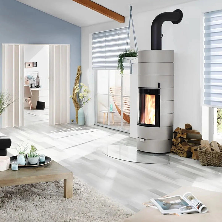 Speicherofen CERA DESIGN Titan – im Wohnraum mit heller Verkleidung und brennendem Feuer