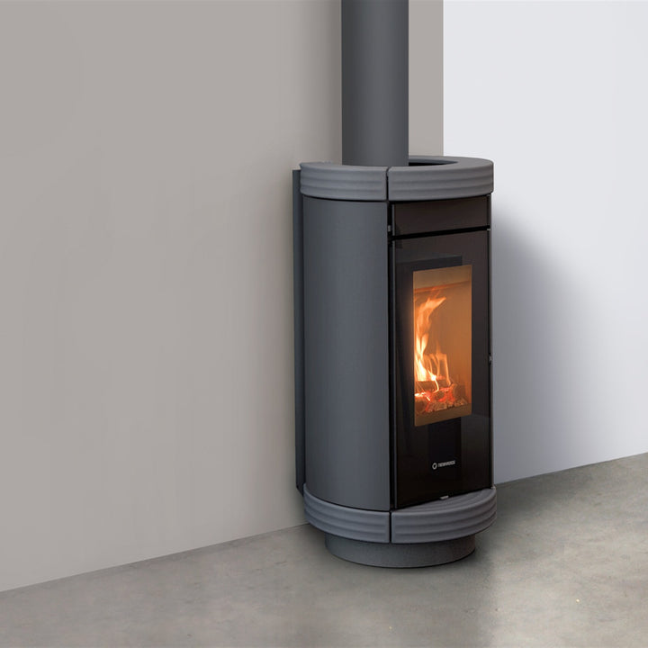 Kaminofen Thermorossi Dorica Wood Metalcolor im Wohnraum