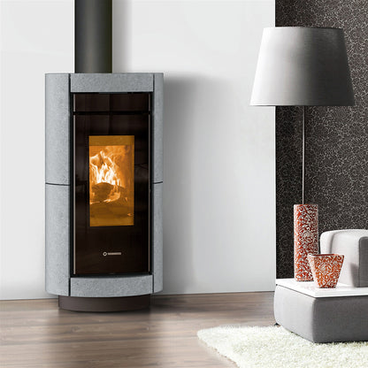 Kaminofen Thermorossi Dorica Wood Stone im Wohnraum