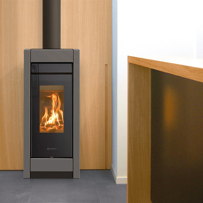 Kaminofen Thermorossi Essenza wood metalcolor im Wohnraum