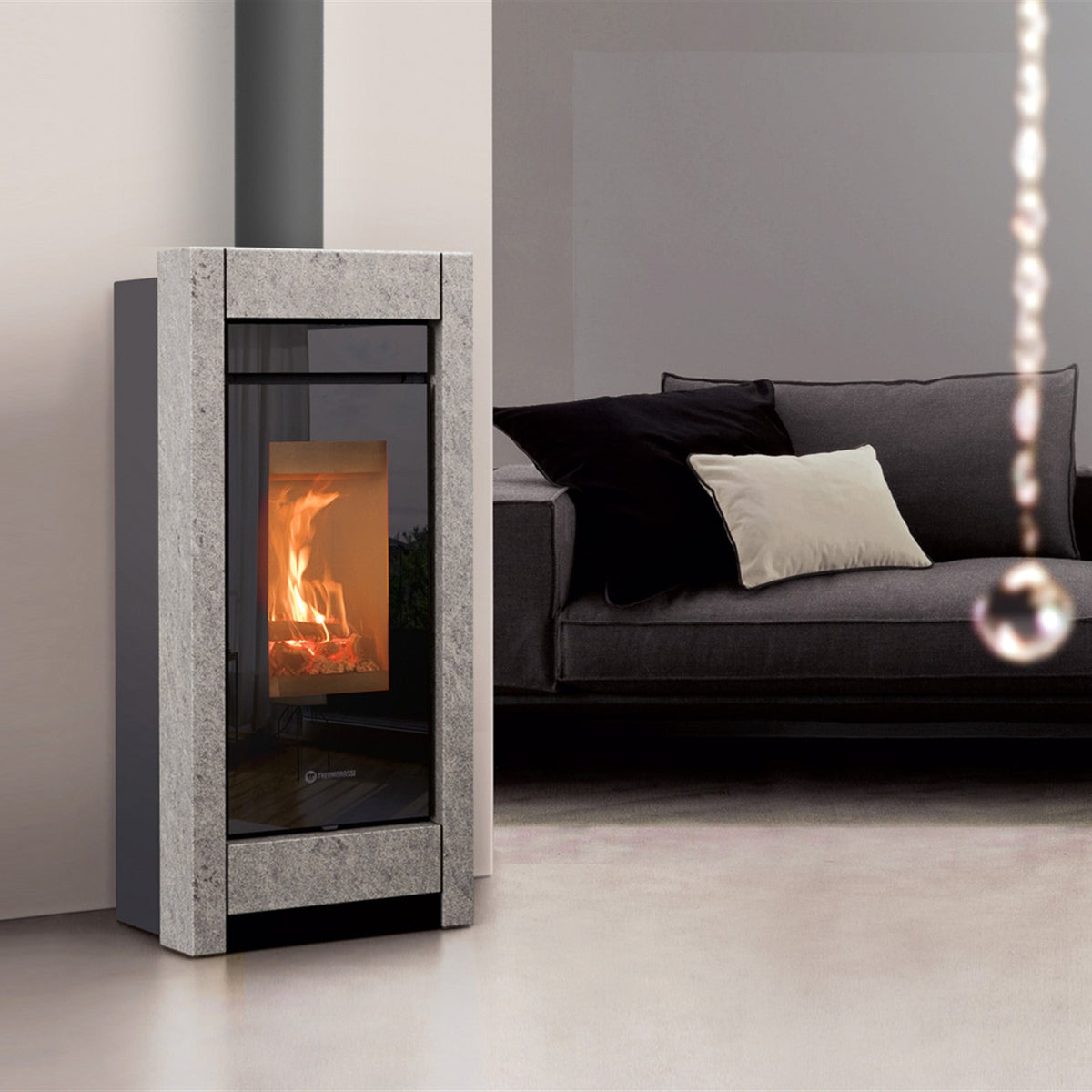 Kaminofen Thermorossi Essenza wood stone im Wohnraum