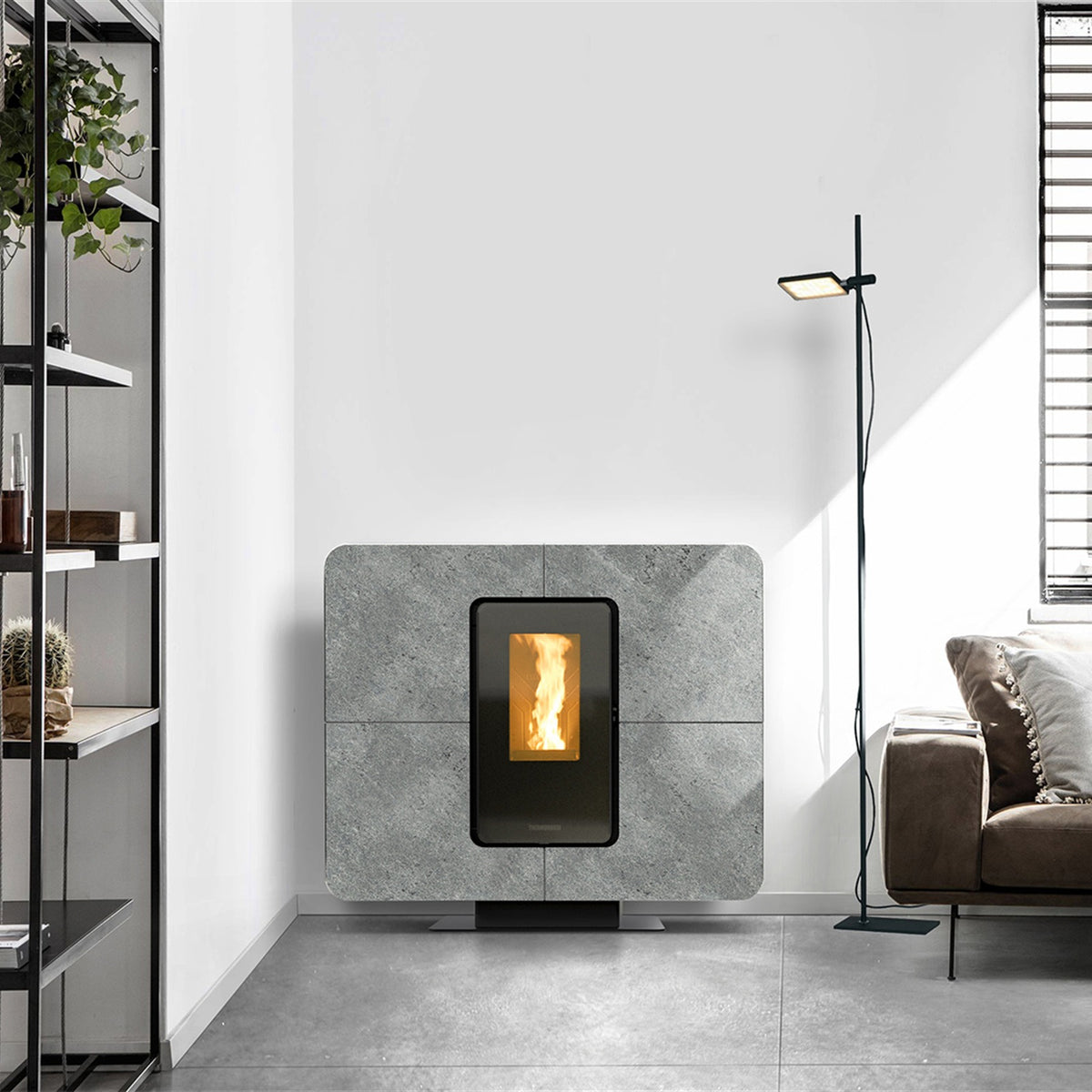 Pelletofen Thermorossi Slimquadro 11 Evo Gres vollständig im Wohnraum – Stone