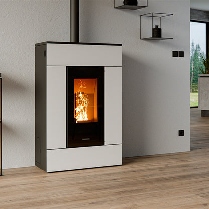 Pelletofen Thermorossi SlimQuadro Lumia Cristallo vollständig im Wohnraum