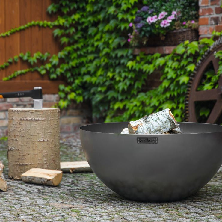 Tiefe Feuerschale Premium DALLAS 85 cm – Feuerschale mit Holzscheiten auf Gartenpflaster