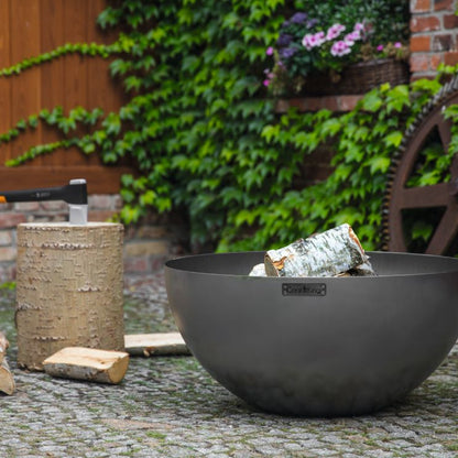 Tiefe Feuerschale Premium DALLAS 85 cm – Feuerschale mit Holzscheiten auf Gartenpflaster