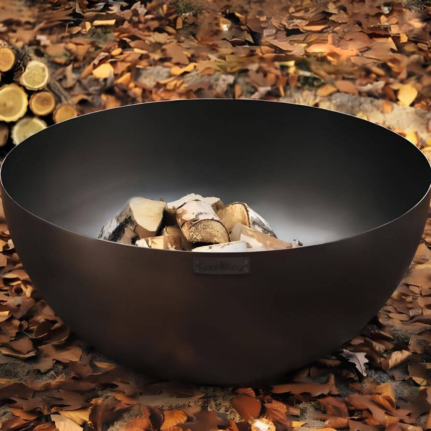 Tiefe Feuerschale Premium DALLAS 85 cm – Feuerschale mit Holzscheiten auf herbstlichem Laub