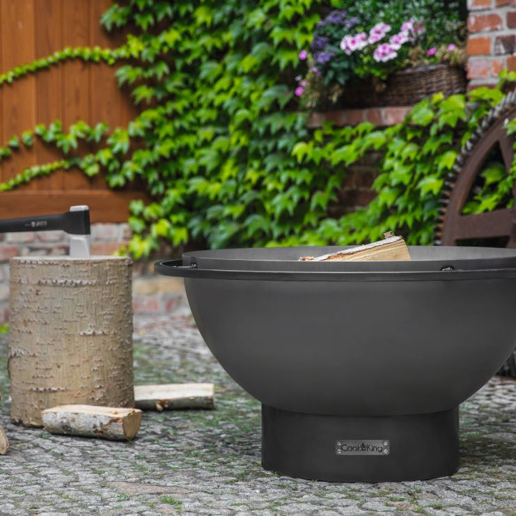 Tiefe Feuerschale Premium FAT BOY 85 cm – Feuerschale mit Holzscheiten auf Gartenpflaster