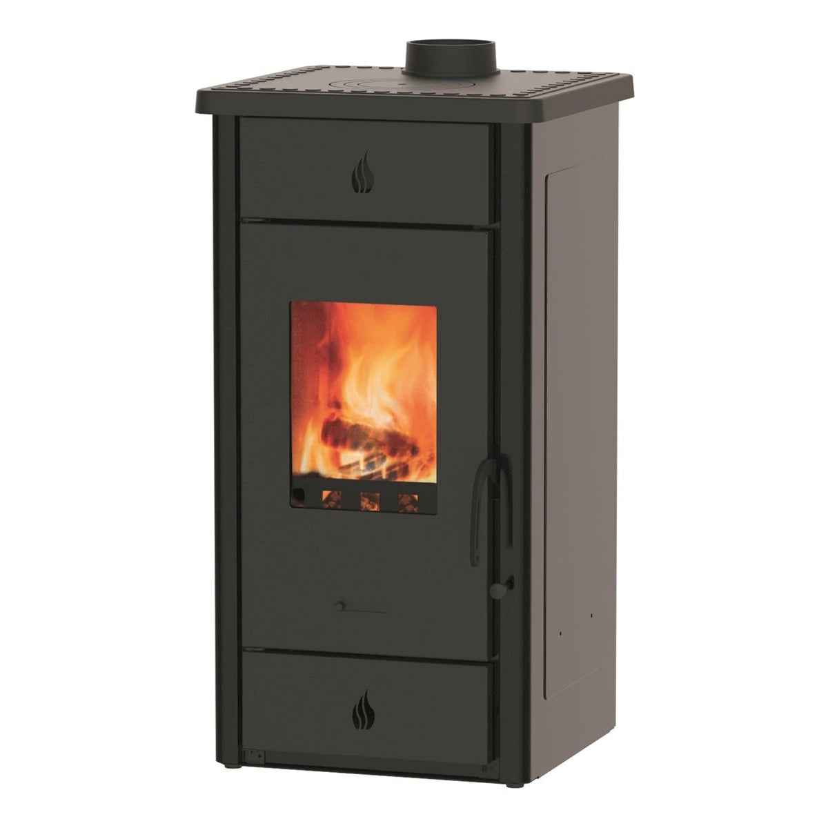 Kaminofen Wamsler Luke II mit Kochfunktion | 8 kW – Schrägansicht mit dunkler Verkleidung und Flamme