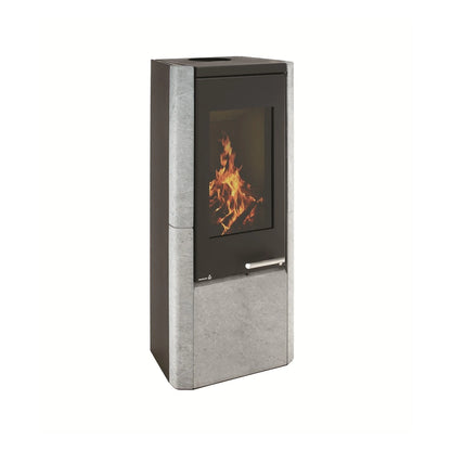Kaminofen Wamsler Methis | 8 kW – Schrägansicht mit Natursteinverkleidung und Flamme