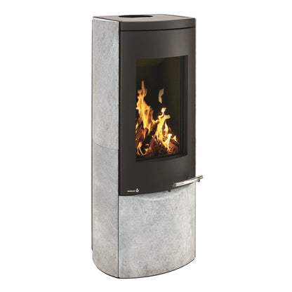 Kaminofen Wamsler Motho | 8 kW – Schrägansicht mit Natursteinverkleidung und Flamme