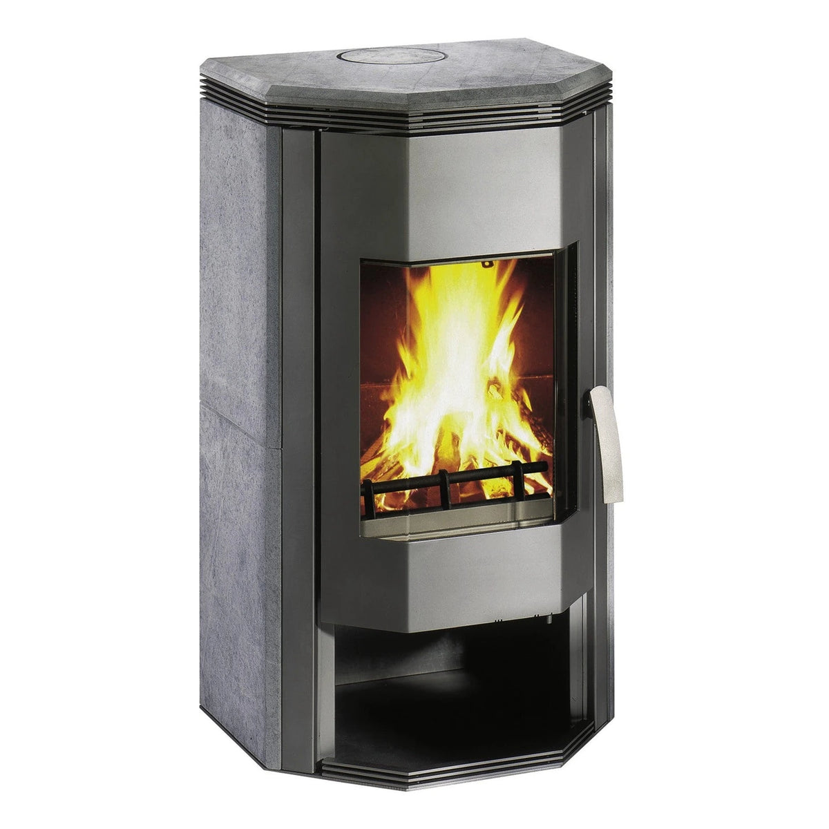 Kaminofen Wamsler Ugnis Naturstein | 6/8 kW – Schrägansicht mit Natursteinverkleidung und Holzfach