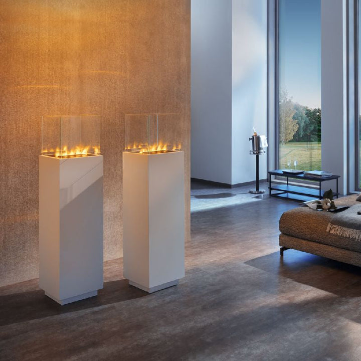 Wodtke Feuersäule Tao – Zwei helle Feuersäulen vor einer braunen Wand