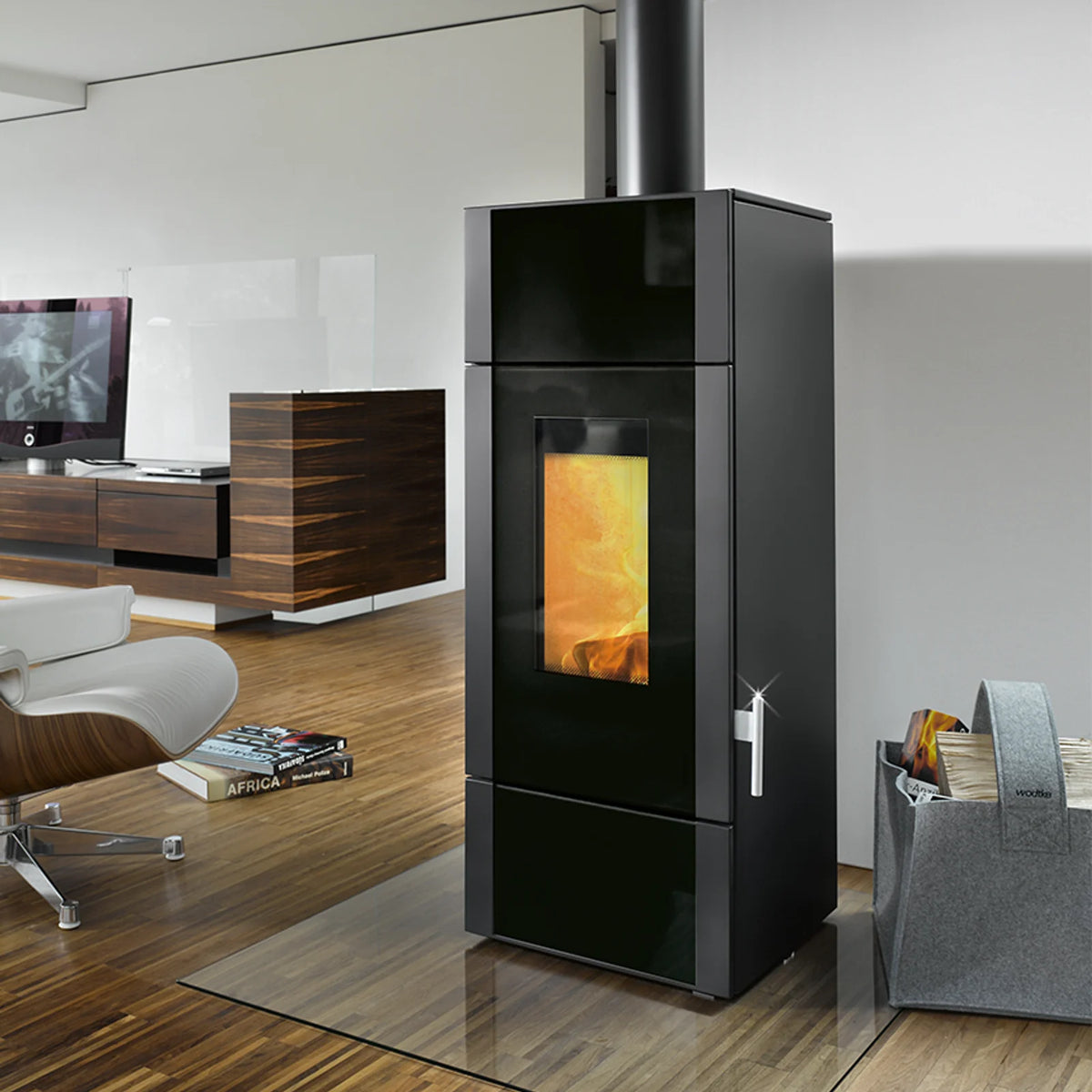 Wodtke Giro water+ mit Feuer neben einem Sessel im Wohnraum