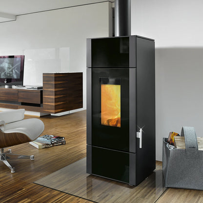 Wodtke Giro water+ mit Feuer neben einem Sessel im Wohnraum