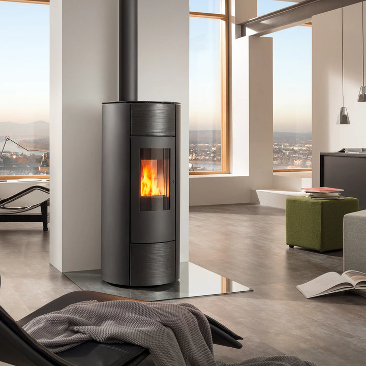 Pelletofen Wodtke soleo.nrg V12 in Keramik Graphit im Wohnraum